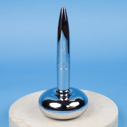 Magischer Kugelschreiber mit Namensgravur stehend in Ständer auf blauem Hintergrund