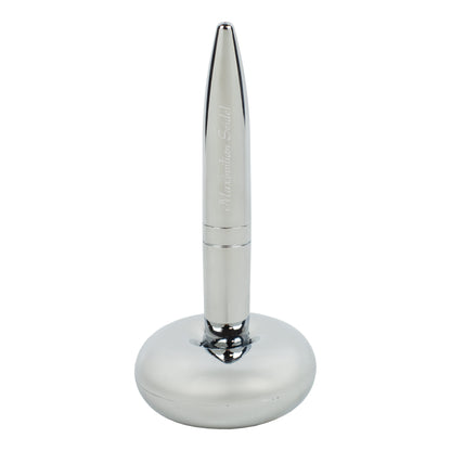 Magischer Kugelschreiber mit Namensgravur stehend in Ständer freigestellt auf weißem Hintergrund