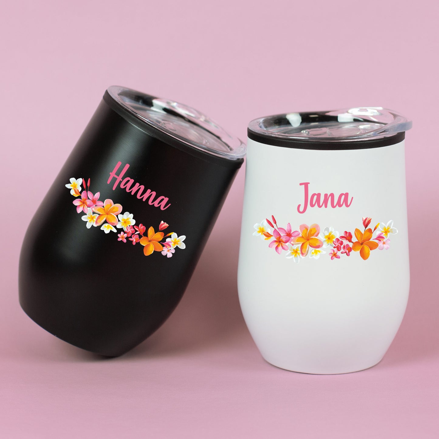 Schwarzer und weißer Thermobecher mit Blumenmotiv und Namensaufdruck Hanna und Jana