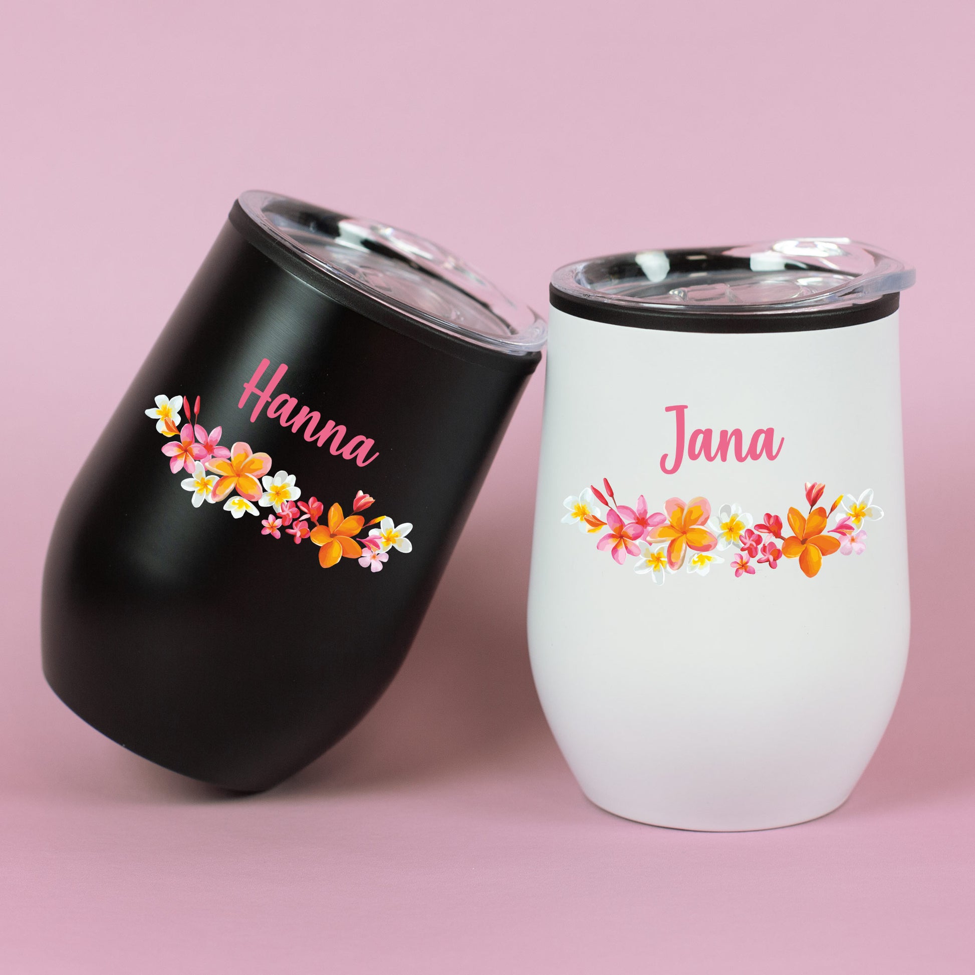 Schwarzer und weißer Thermobecher mit Blumenmotiv und Namensaufdruck Hanna und Jana