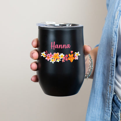 Schwarzer Thermobecher mit Blumenmuster und Name Hanna in Frauenhand gehalten
