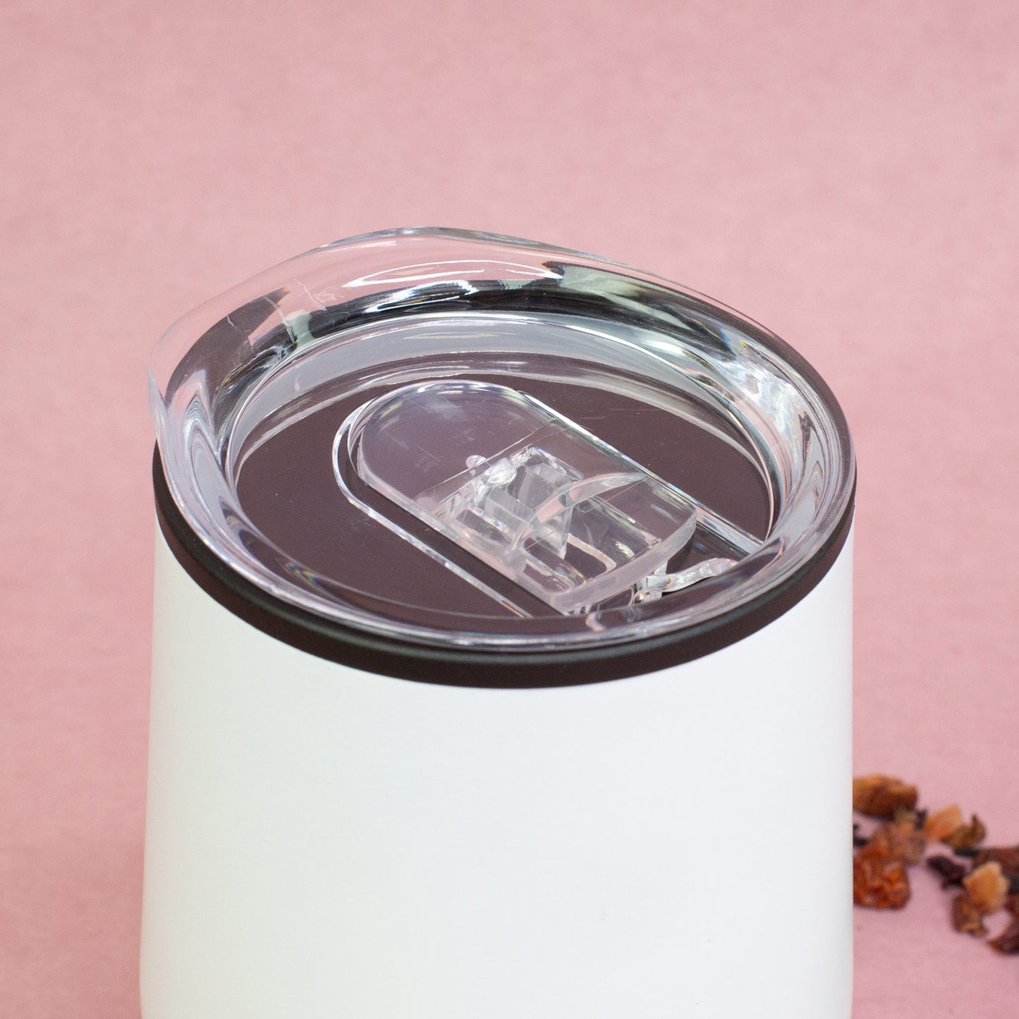 Weißer Thermobecher mit Deckel und Schiebeverschluss in Nahaufnahme