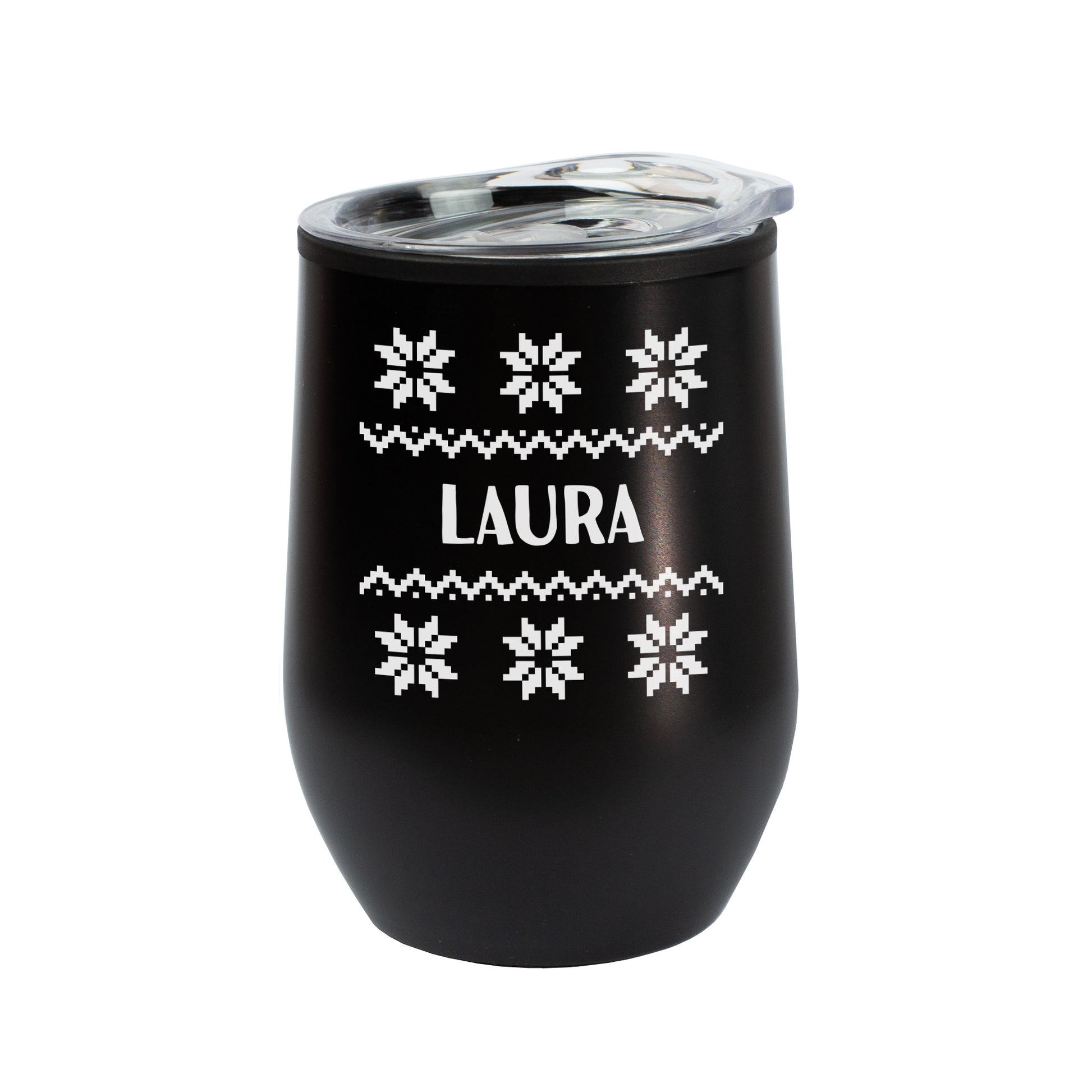 Schwarzer Thermobecher mit weißem Strickmuster und Name Laura, freigestellt auf weißem Hintergrund