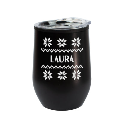Schwarzer Thermobecher mit weißem Strickmuster und Name Laura, freigestellt auf weißem Hintergrund