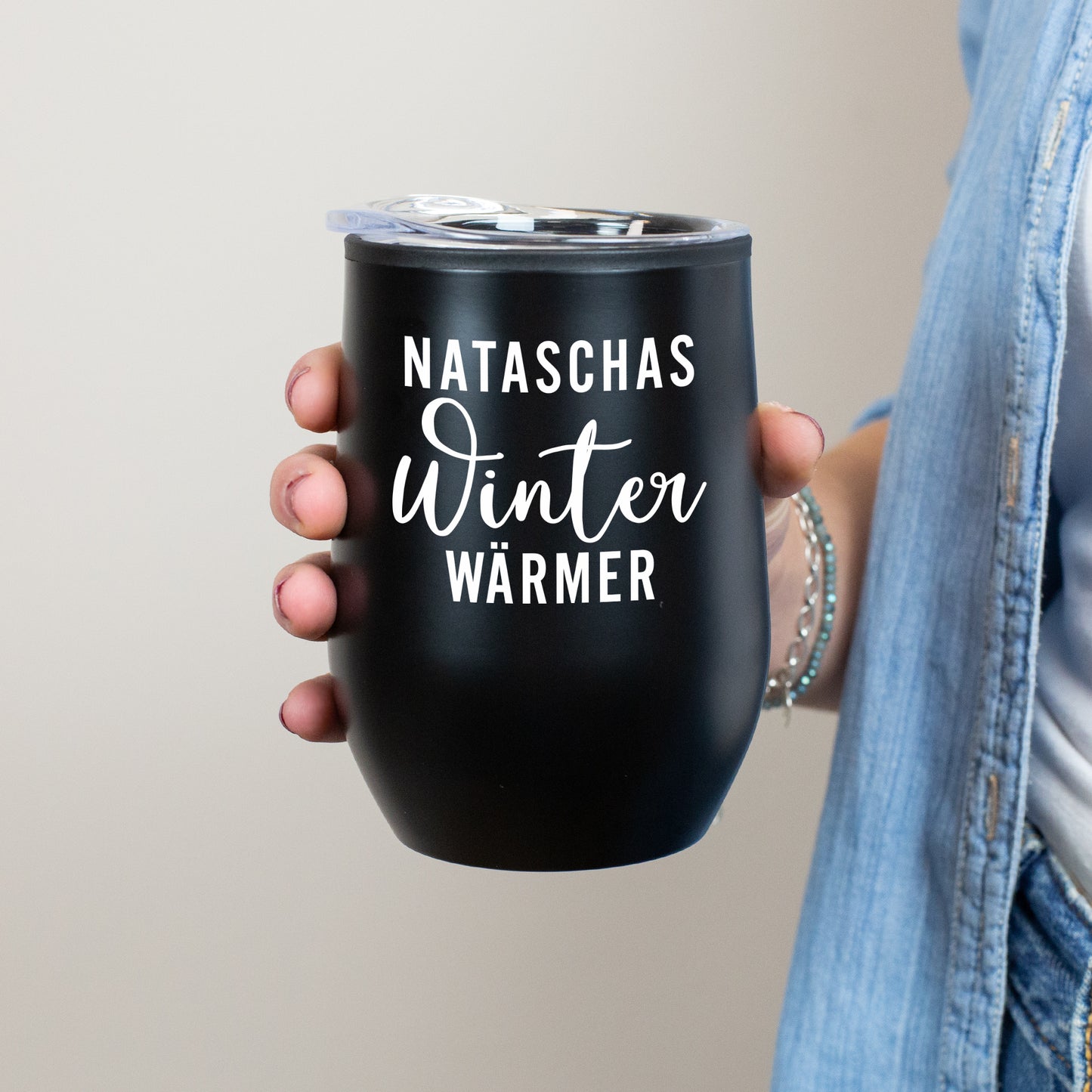 Schwarzer personalisierter Thermobecher Winterwärmer mit Name Nataschas – Geschenkidee für Wintertage