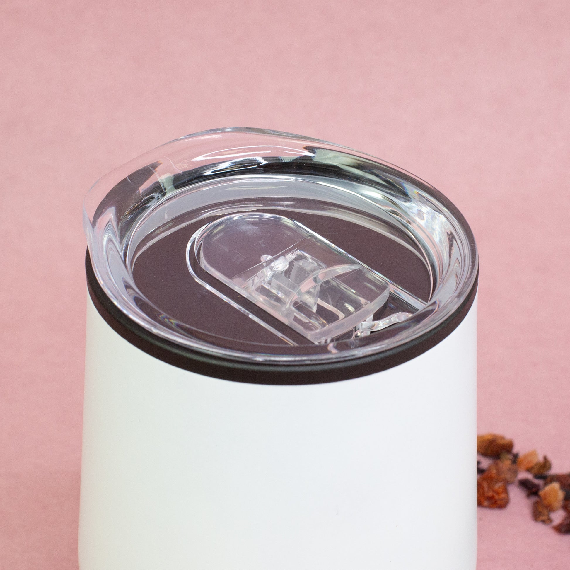 Deckel des weißen Thermobechers mit Schiebeöffnung – Detailansicht isolierter Winterbecher