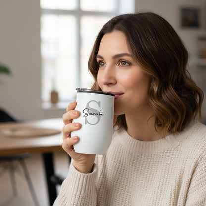Frau trinkt aus personalisiertem weißen Thermobecher mit Initiale S und Name Sarah