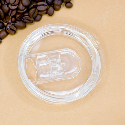 Abgenommener transparenter Deckel des Thermobechers, auf braunem Hintergrund mit Kaffeebohnen dekoriert