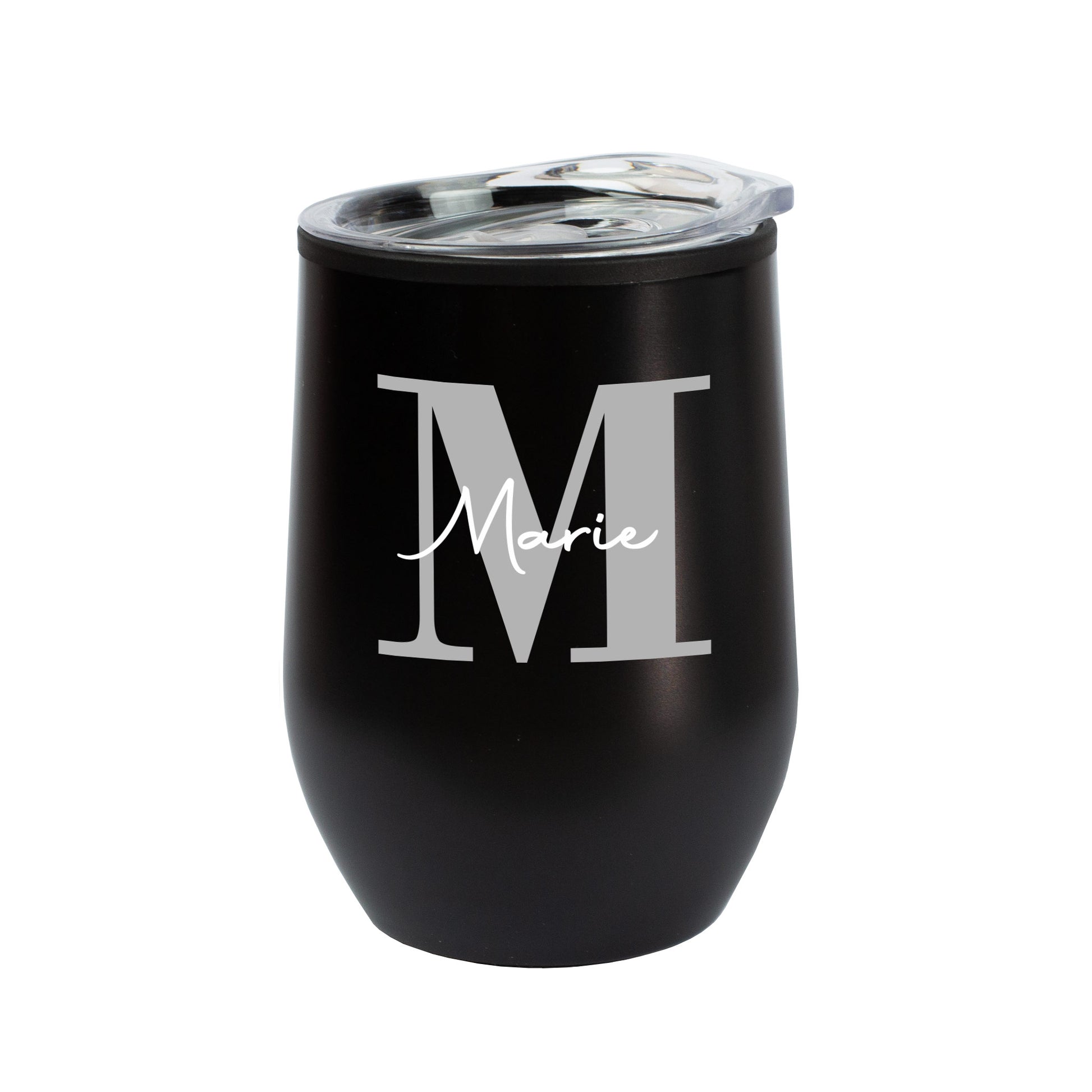 Thermobecher in schwarz mit Initiale und Name auf weißem Hintergrund