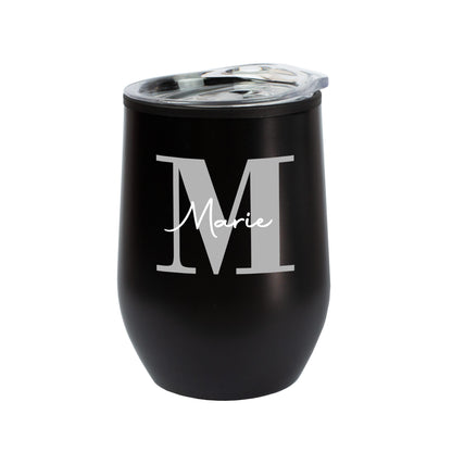 Thermobecher in schwarz mit Initiale und Name auf weißem Hintergrund