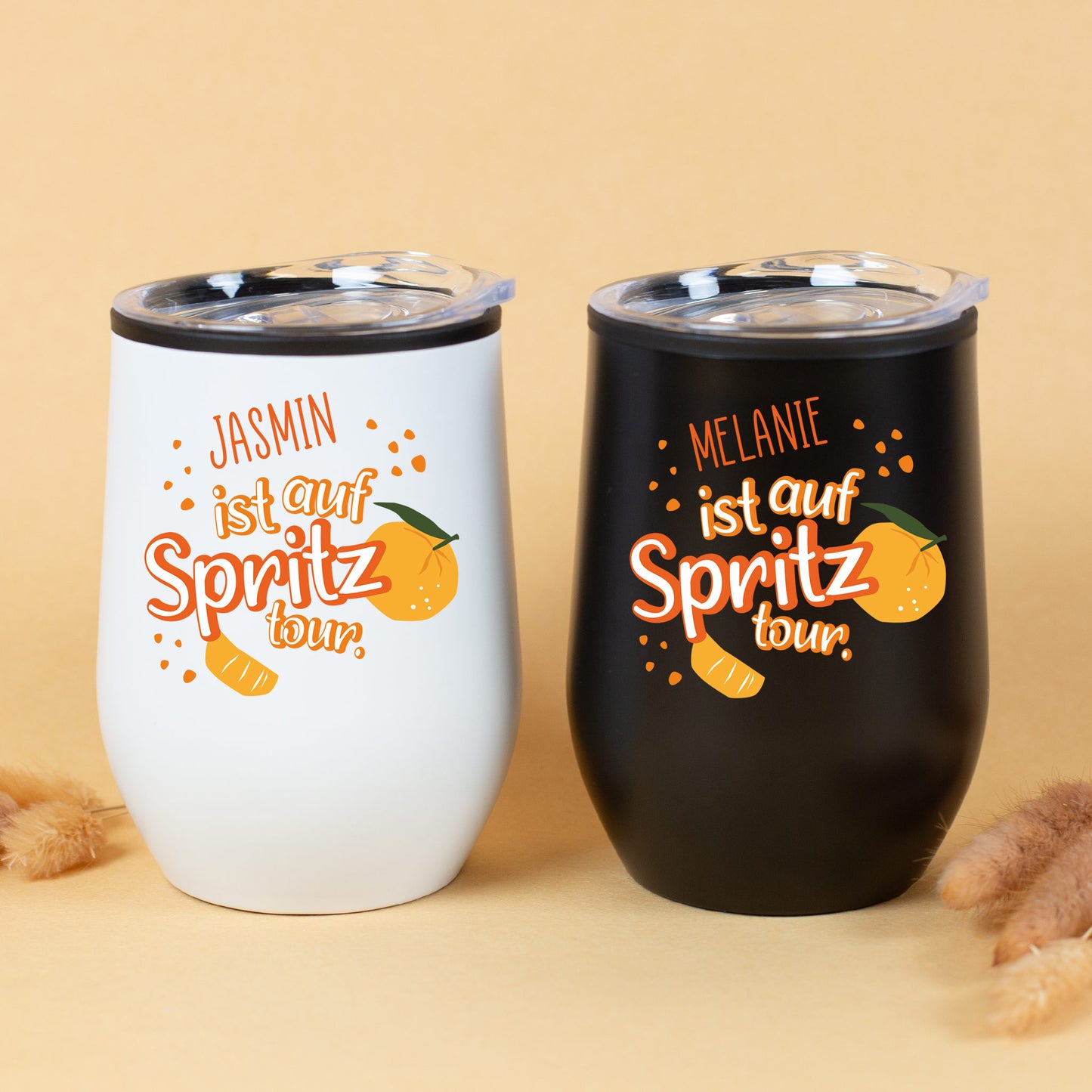 Schwarzer und weißer Thermobecher „Spritztour“ mit Namen personalisiert