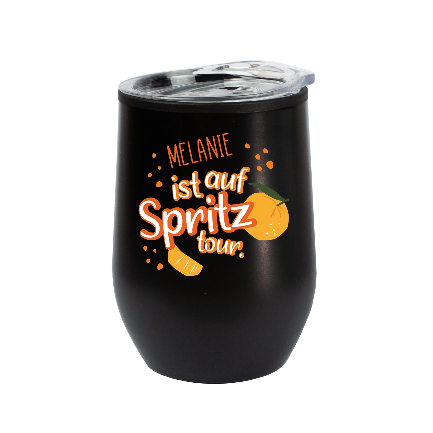 Schwarzer Thermobecher „Spritztour“ mit Namen, freigestellt auf Weiß