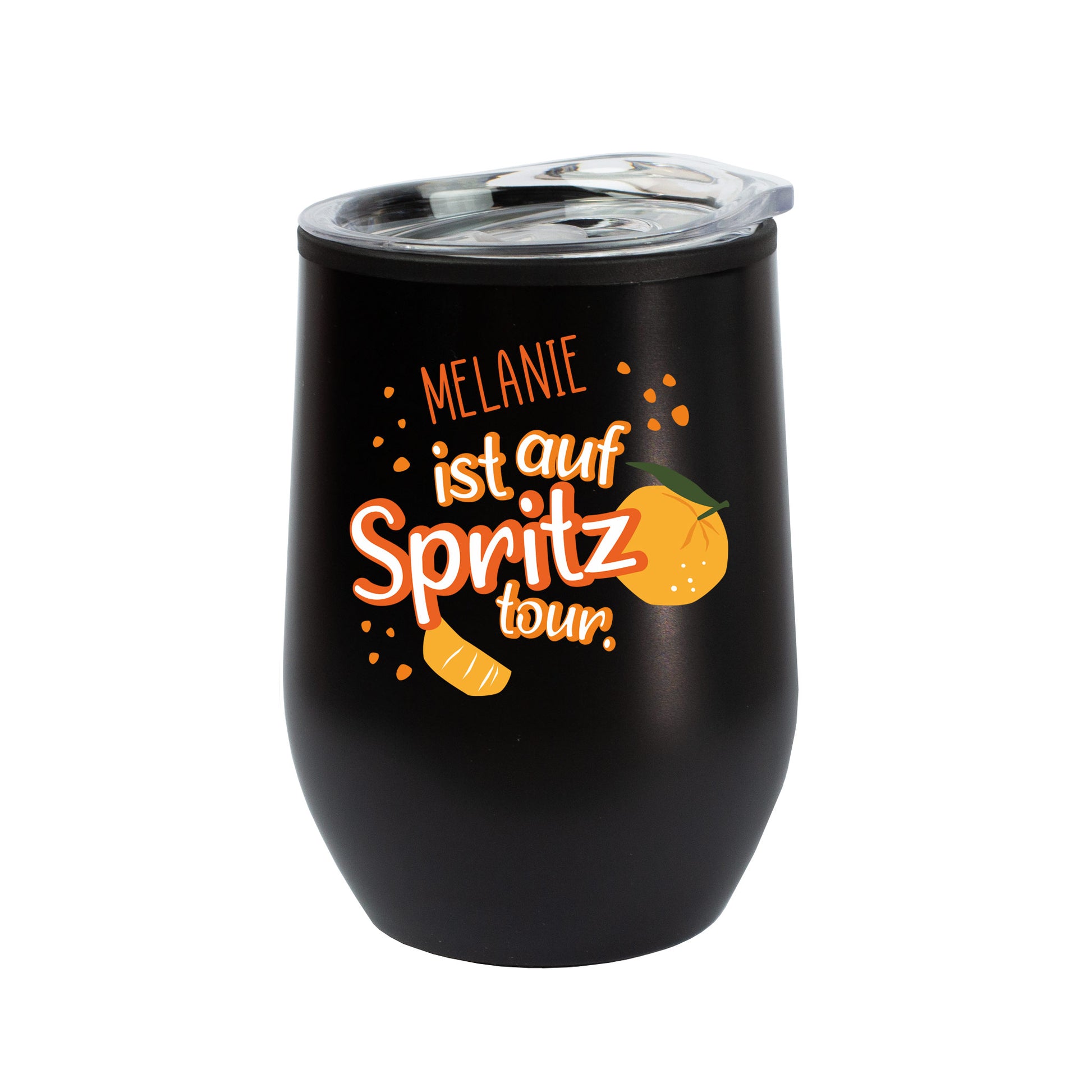 Schwarzer Thermobecher „Spritztour“ mit Namen, freigestellt auf Weiß