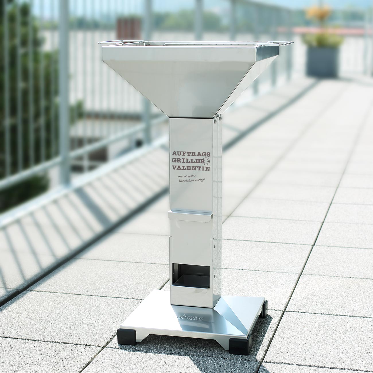 gravierter T2 Thüros Säulengrill mit Name und "Auftragsgriller ... macht jedes Würstchen fertig!"