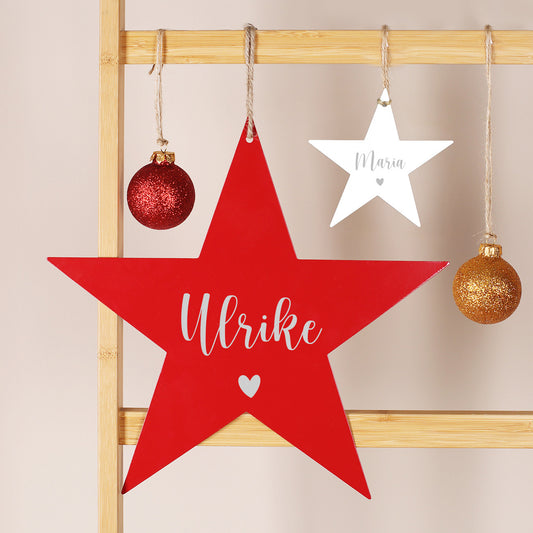 Weiße und rote Metallsterne mit Namensgravur in zwei Größen