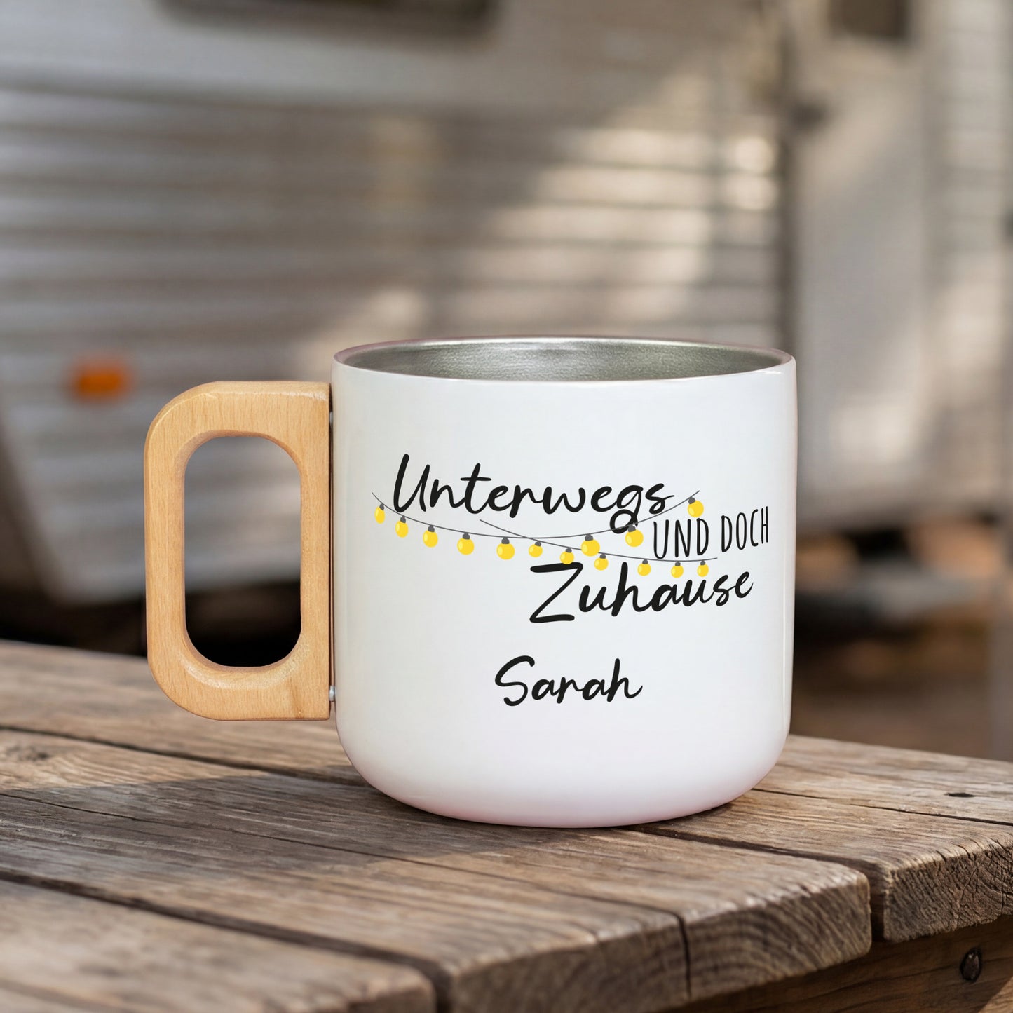 Weißer Edelstahlbecher mit Holzgriff und Campingmotiv „Unterwegs und doch Zuhause“ mit Name Sarah
