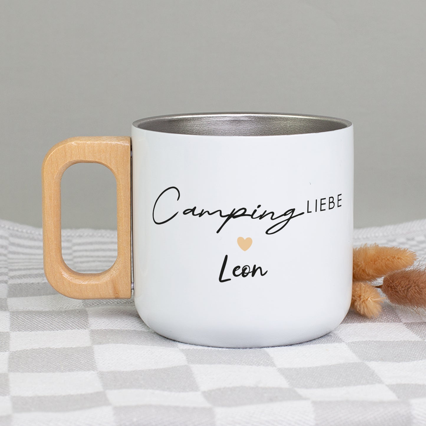 Weißer Edelstahlbecher mit Holzgriff und schlichtem Motiv „Campingliebe“ mit Name Leon