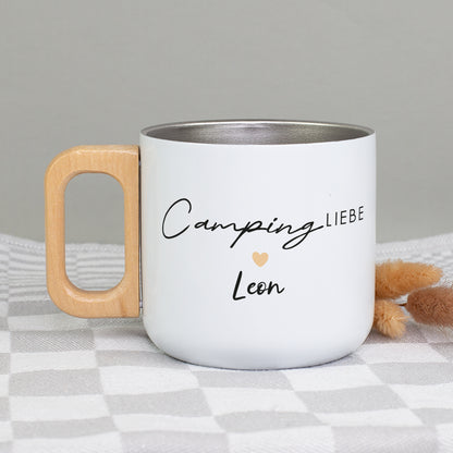 Weißer Edelstahlbecher mit Holzgriff und schlichtem Motiv „Campingliebe“ mit Name Leon