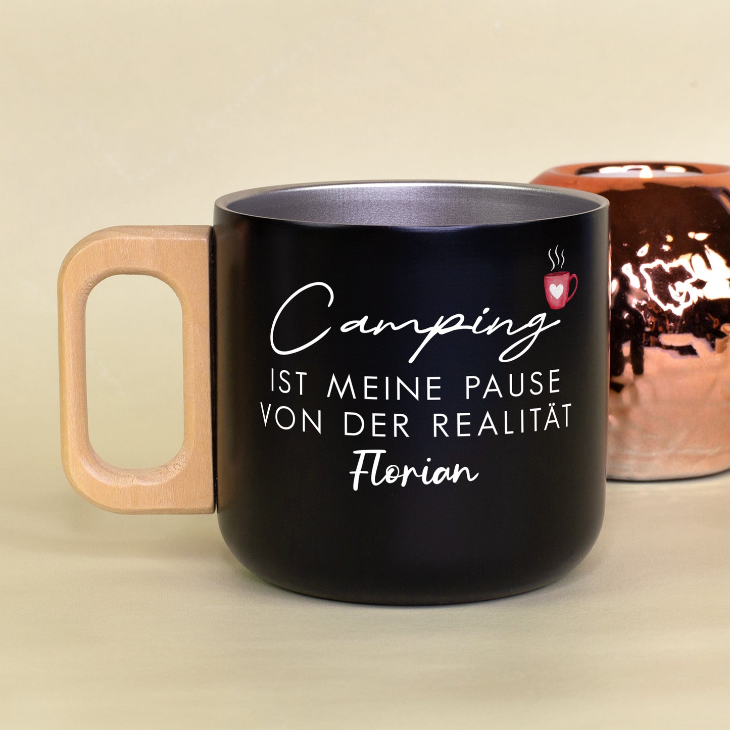 Schwarzer Campingbecher mit Holzgriff und Spruch „Camping ist meine Pause von der Realität“ mit Name Florian