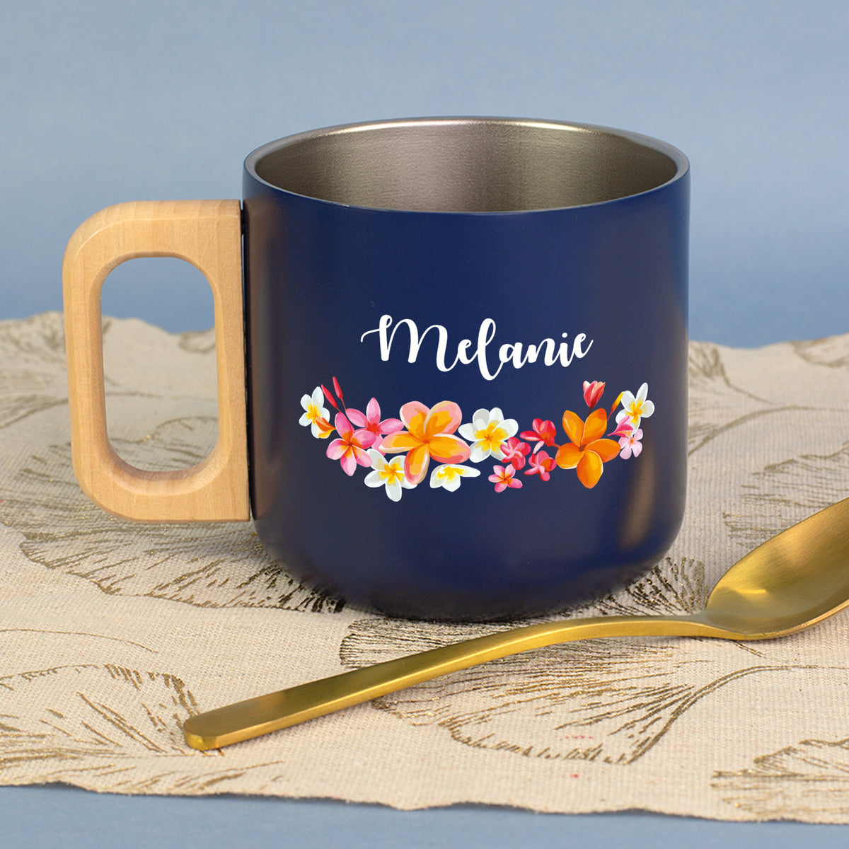 Edelstahl Tasse mit Holzgriff, Blumen Motiv & Name personalisiert Blau –