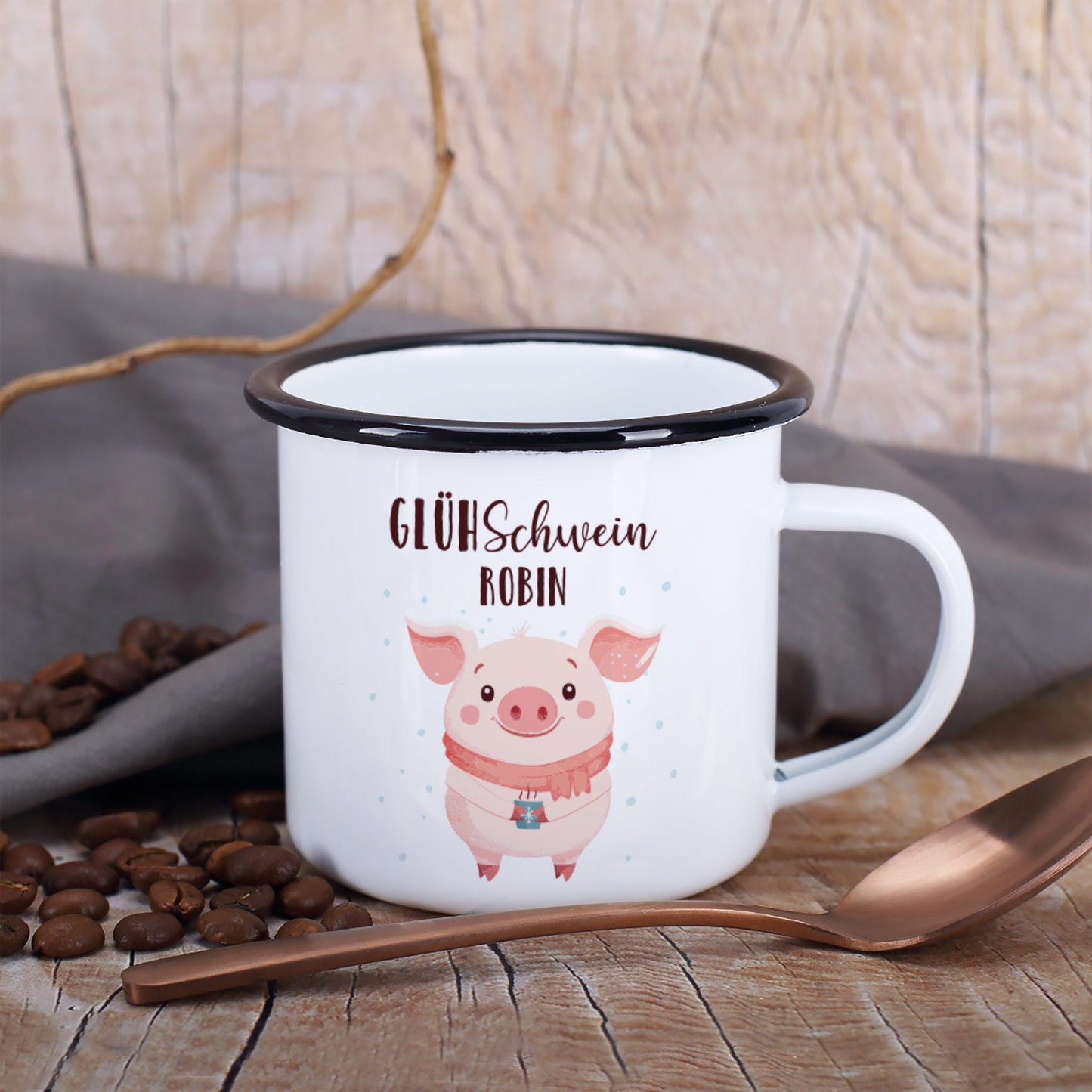 Glühschwein Emailletasse mit Wunschname, weiße Metalltasse mit schwarzem Rand auf Holztisch dekoriert