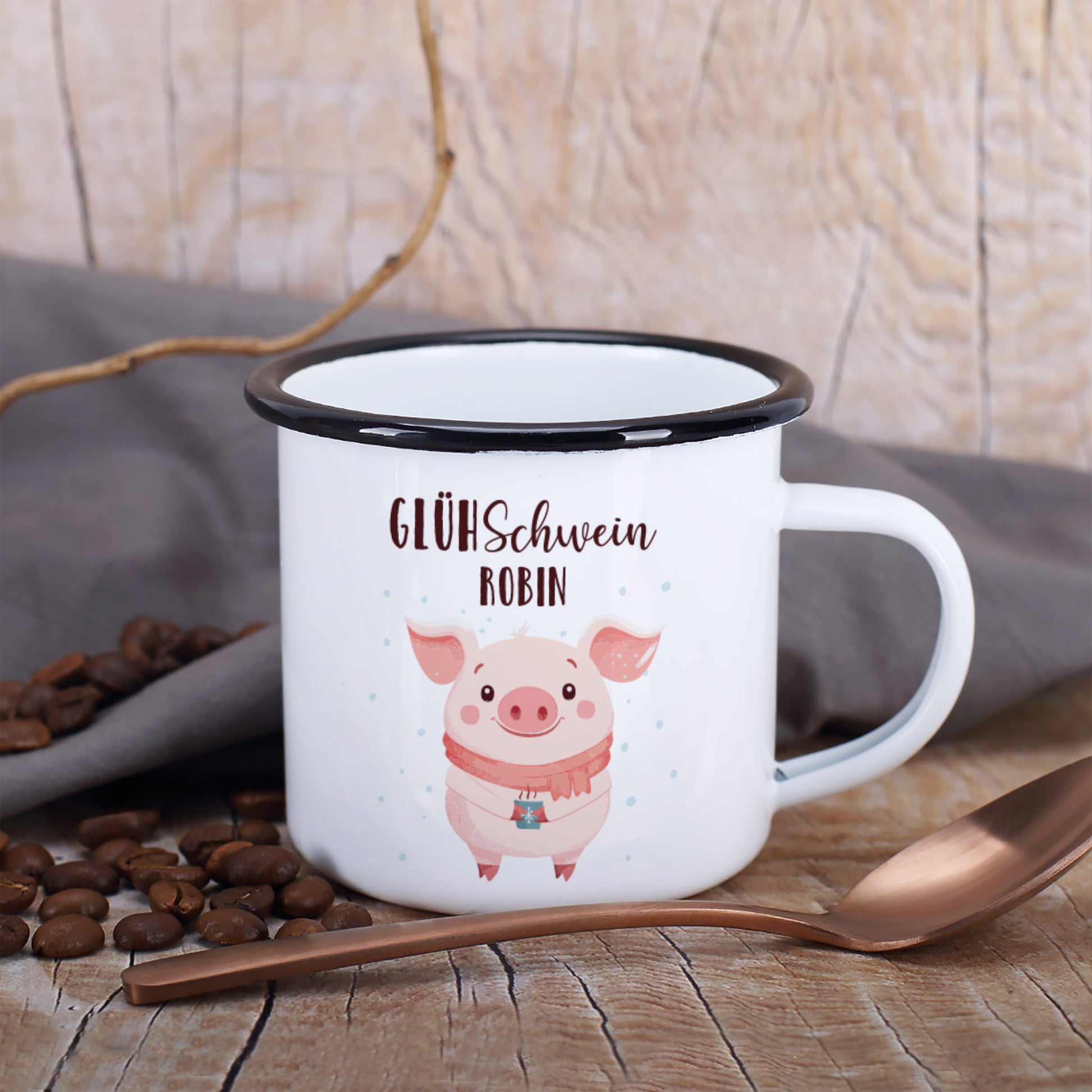 Glühschwein Emailletasse mit Wunschname, weiße Metalltasse mit schwarzem Rand auf Holztisch dekoriert