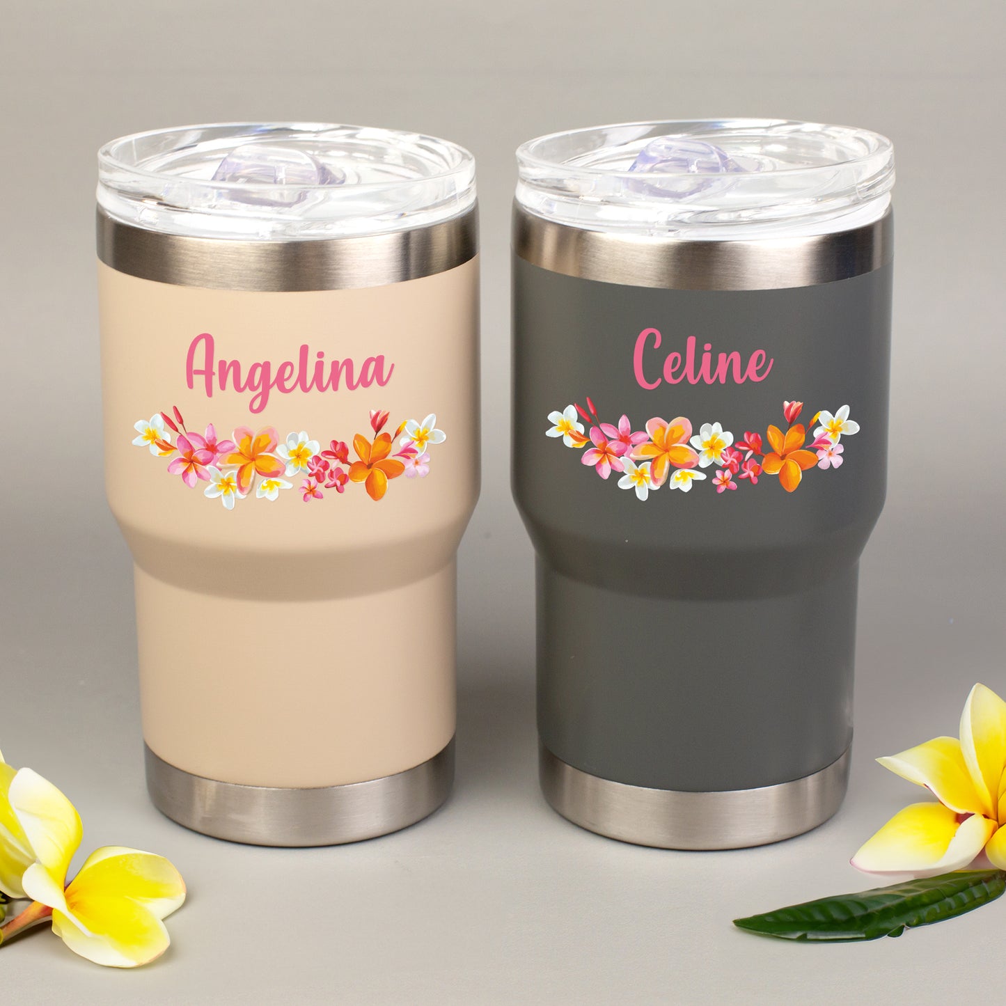 Personalisierter Thermobecher in Beige und Grau mit Blumenmotiv und individuellem Namensaufdruck nebeneinander dargestellt