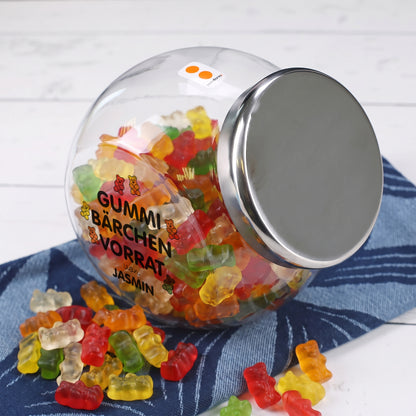 Mit Gummibärchen gefülltes personalisiertes Vorratsglas „von Jasmin“ mit silberfarbenem Metalldeckel und Süßigkeiten davor