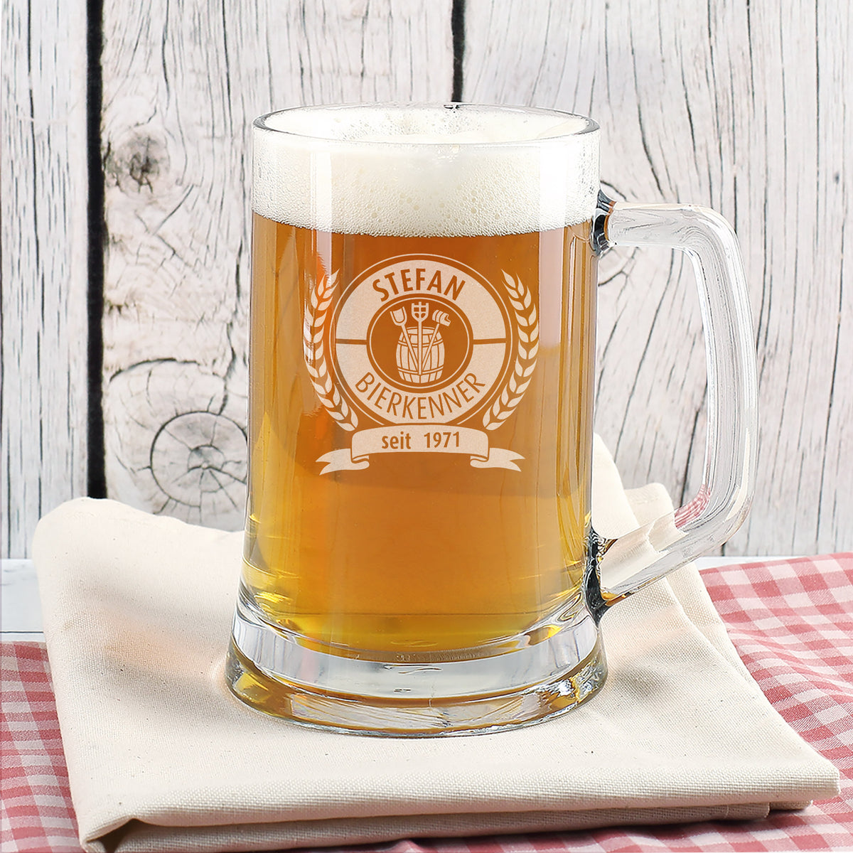 Bierseidel mit Bierkenner Motiv und persönlichen Namen und Jahr graviert