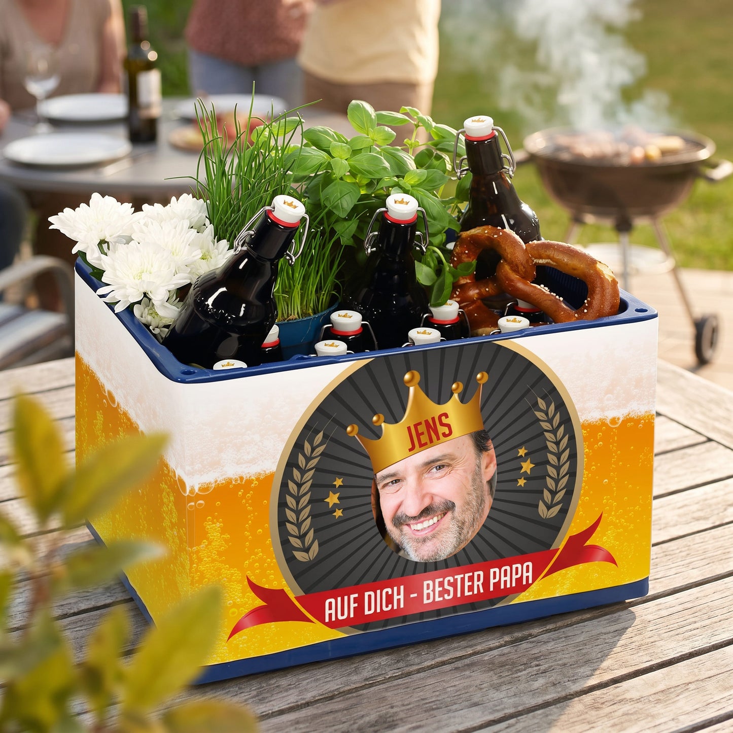 Bierkasten-Banderole zum Geburtstag mit Foto, Name, Wunschtext & Aufkleber auf Tisch mit Grill im Hintergrund