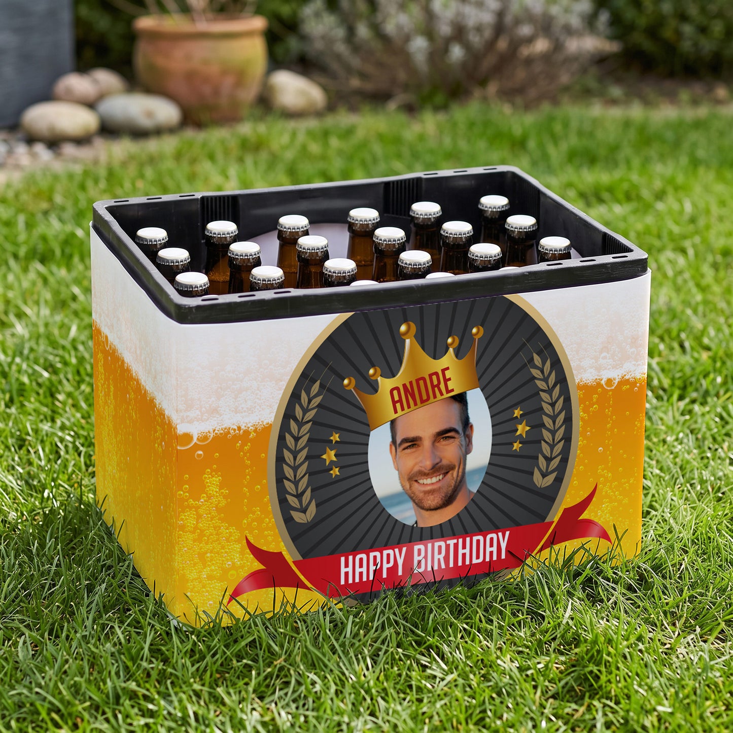 Bierkasten-Banderole zum Geburtstag mit Foto, Name, Wunschtext & Aufkleber steht auf Rasen