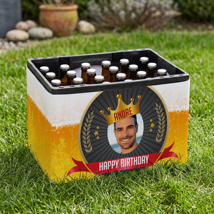 Bierkasten-Banderole zum Geburtstag mit Foto, Name, Wunschtext & Aufkleber steht auf Rasen