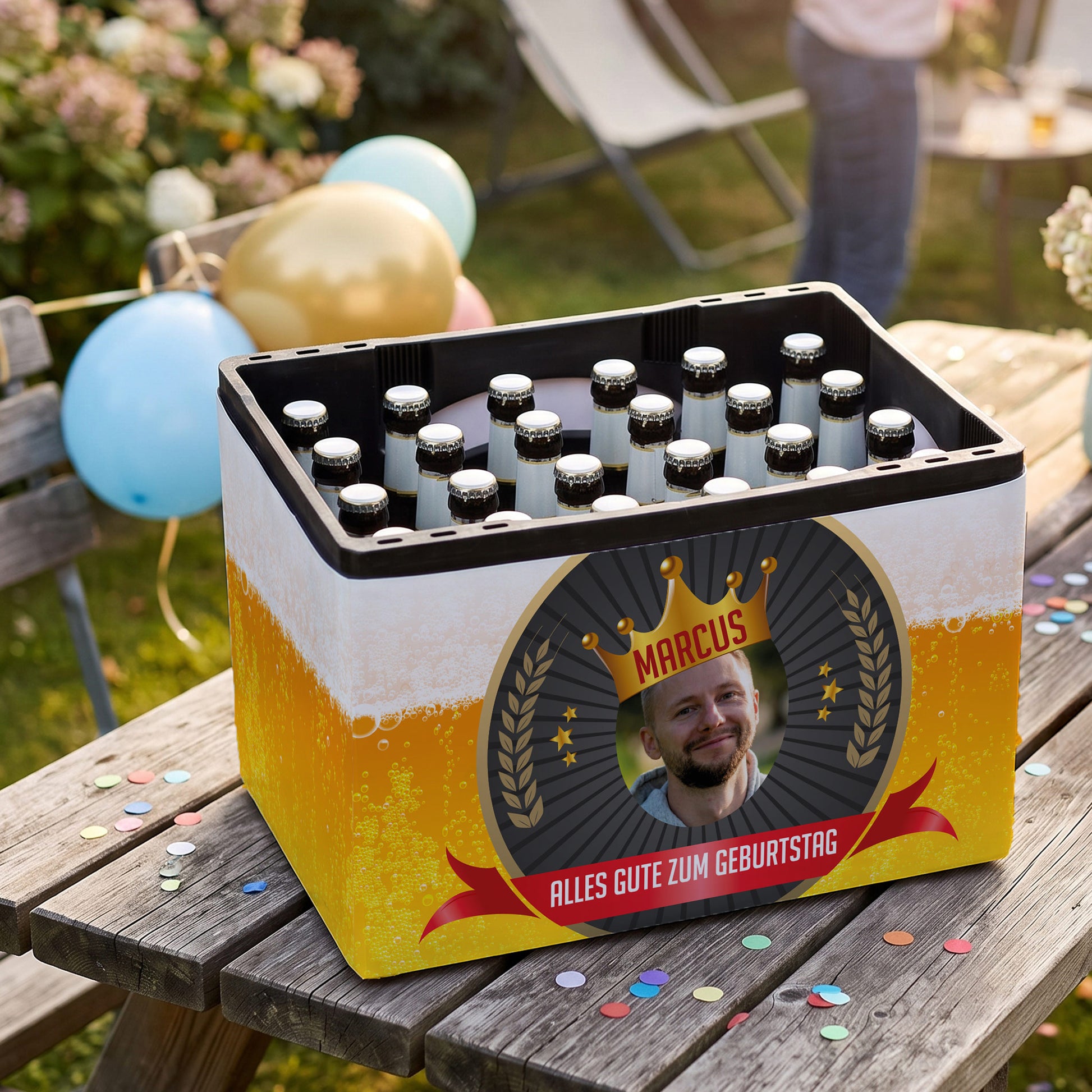 Bierkasten-Banderole zum Geburtstag mit Foto, Name, Wunschtext & Aufkleber auf Tisch mit Luftballons