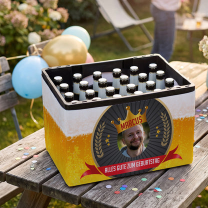 Bierkasten-Banderole zum Geburtstag mit Foto, Name, Wunschtext & Aufkleber auf Tisch mit Luftballons