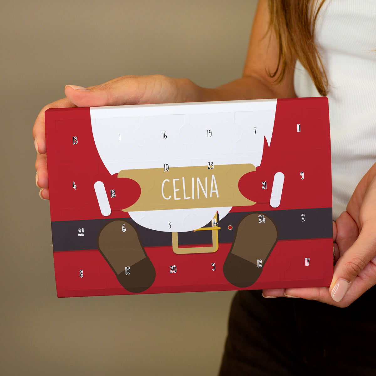 Personalisierter Toffifee Adventskalender mit Weihnachtsmann Motiv in der Hand gehalten