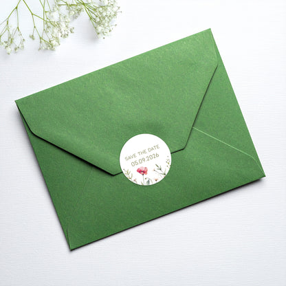 Aufkleber auf einem grünem Briefumschlag dekorativ eingesetzt