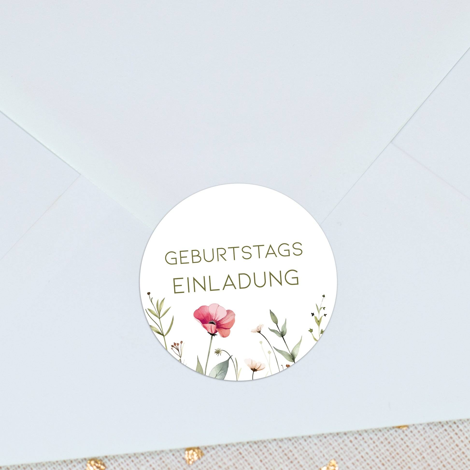 Detailaufnahme: Sticker mit personalisiertem Text auf weißem Hintergrund