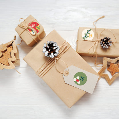 Weihnachtsgeschenke mit rustikaler Deko und nummerierten Adventskalender-Stickern verziert