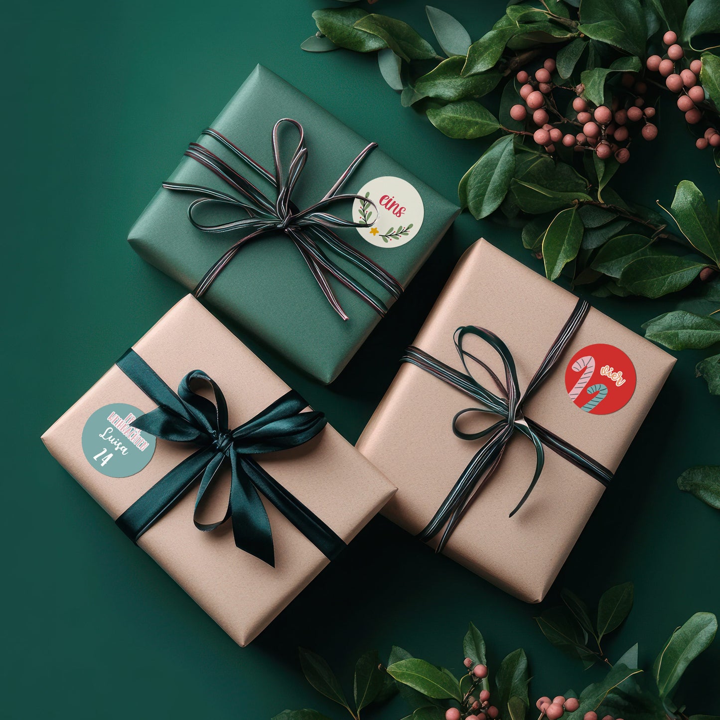 Drei weihnachtlich verpackte Geschenke mit schwarzen Bändern und rosa-türkisen Stickern als Adventskalender