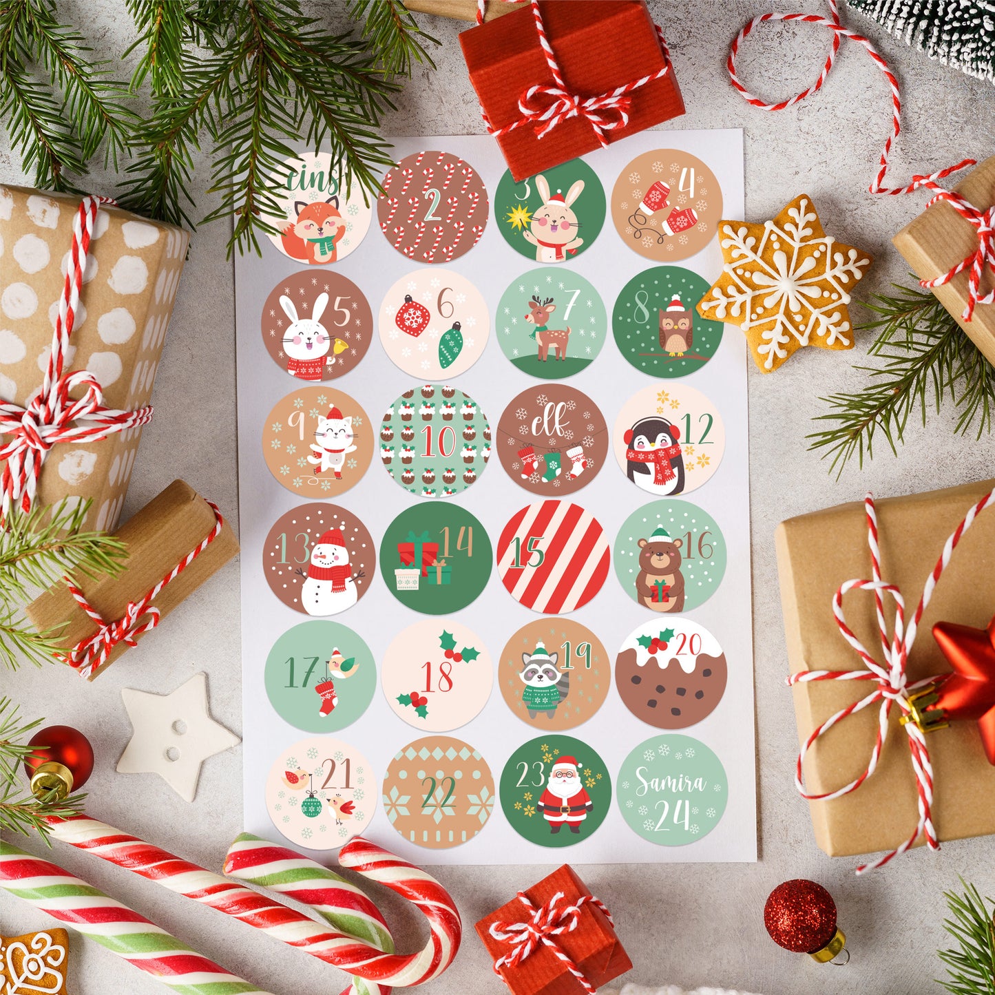 Adventskalender-Stickerbogen auf festlich dekoriertem Tisch mit Zuckerstangen, Sternen und Geschenken