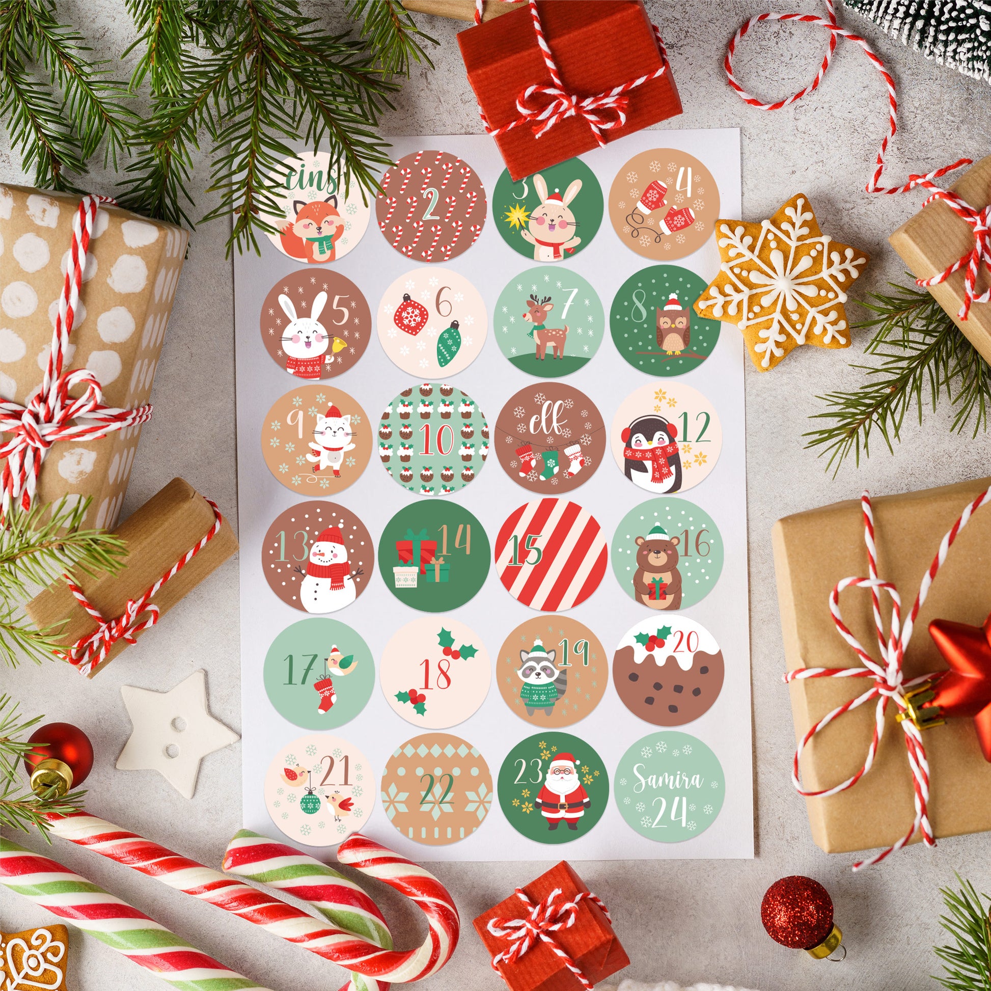 Adventskalender-Stickerbogen auf festlich dekoriertem Tisch mit Zuckerstangen, Sternen und Geschenken