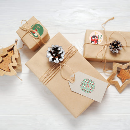 Geschenke im Kraftpapier-Look, dekoriert mit Adventskalender-Stickern wie Pinguin, Zahl 10 und Weihnachtsmann