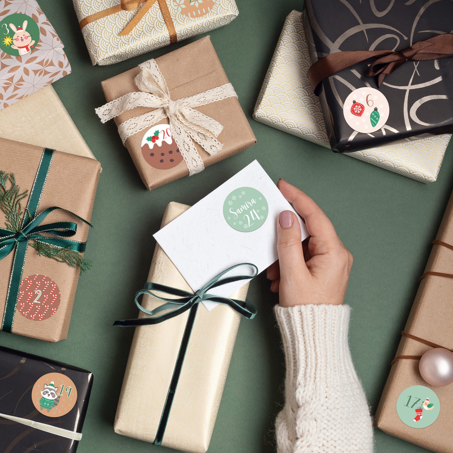 Adventskalender-Aufkleber mit Weihnachtsmotiven, Zahl 24 personalisiert mit Namen auf Geschenkverpackung