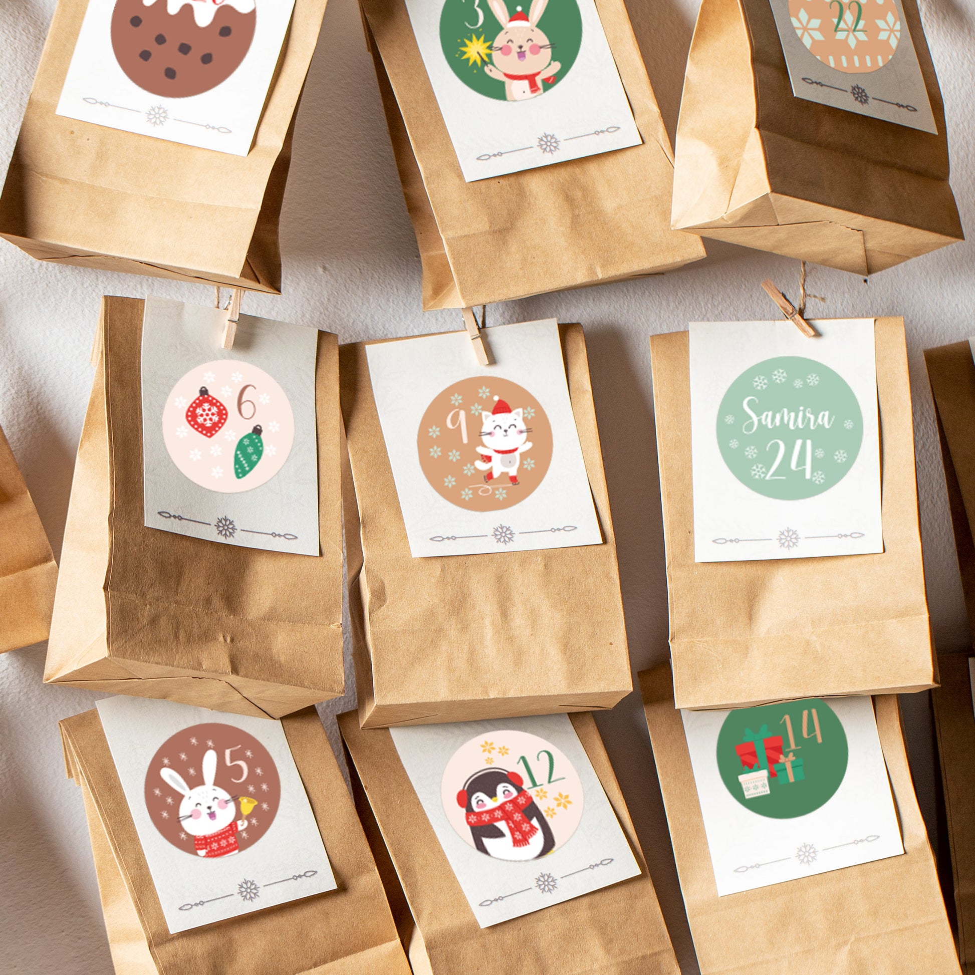 DIY-Adventskalender aus Papiertüten mit nummerierten Stickern und niedlichen Tieren wie Hase, Katze und Pinguin