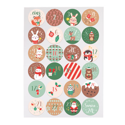 Weihnachts-Stickerbogen mit niedlichen Tiermotiven, Zahlen von 1 bis 24, auf grünem Hintergrund dekoriert