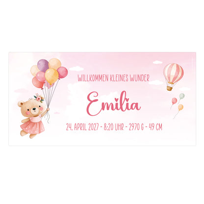 Personalisiertes Banner zur Geburt eines Mädchens mit Teddy, Ballons, Heißluftballon, Name Emilia und Geburtsdaten auf rosa Hintergrund