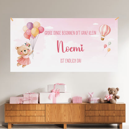 Rosa Baby Banner mit Teddy Motiv, Name Noemi und Wunschtext „Große Dinge beginnen oft ganz klein“ als Wanddeko im Kinderzimmer