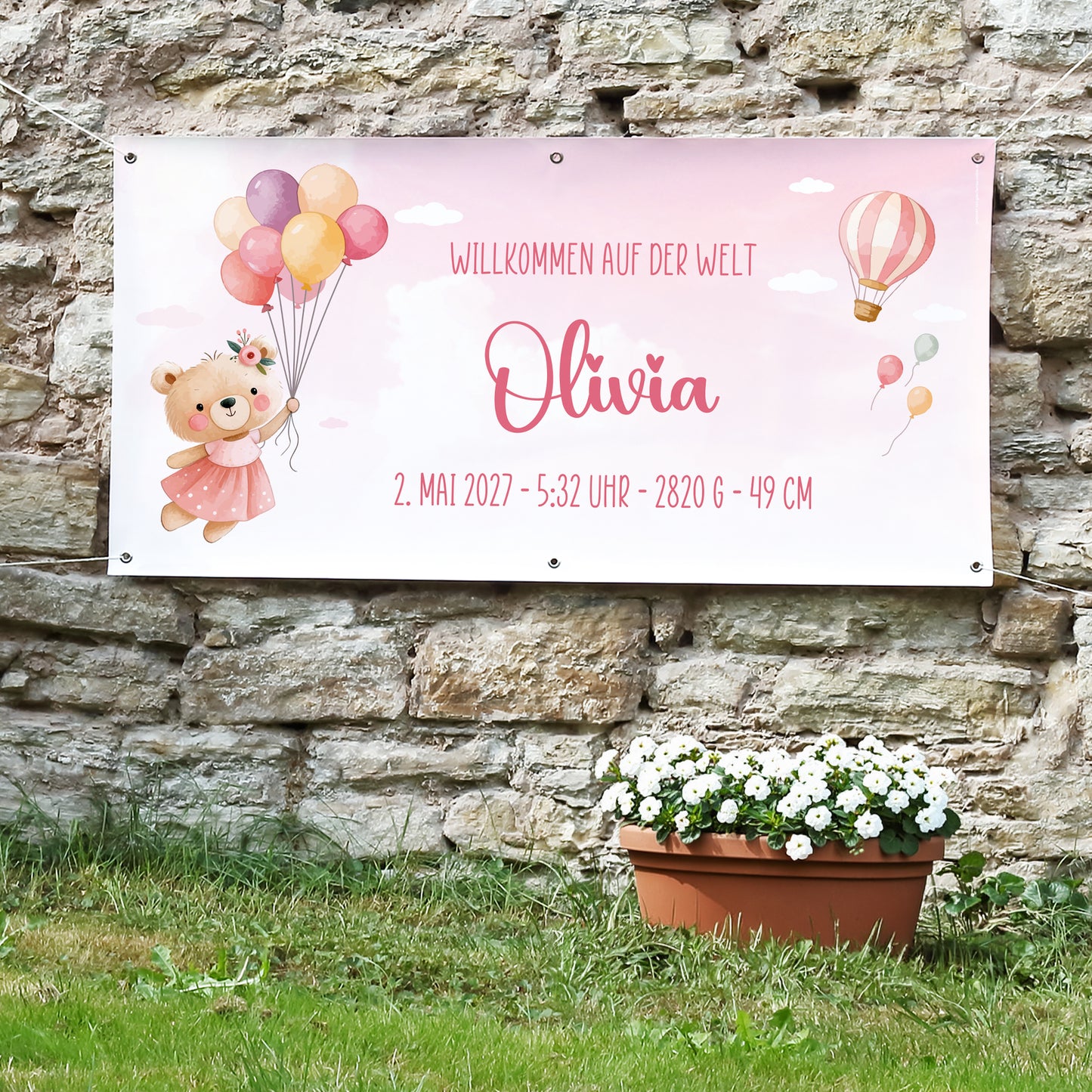 Personalisiertes Geburtsbanner für Mädchen mit Name Olivia, Geburtsdatum, Uhrzeit, Gewicht und Größe an Steinwand im Außenbereich