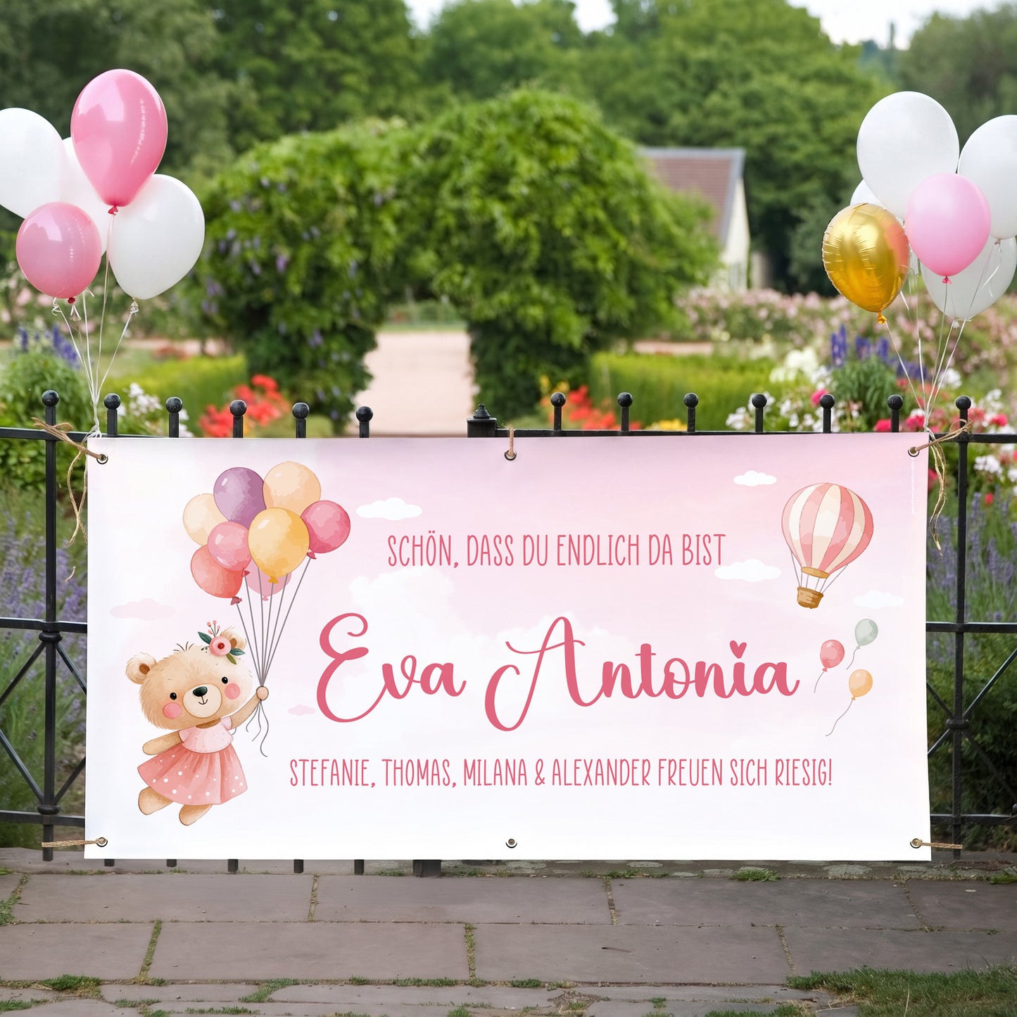 XXL Baby Banner zur Geburt eines Mädchens mit Name Eva Antonia und Wunschtext am Gartenzaun mit rosa und weißen Ballons