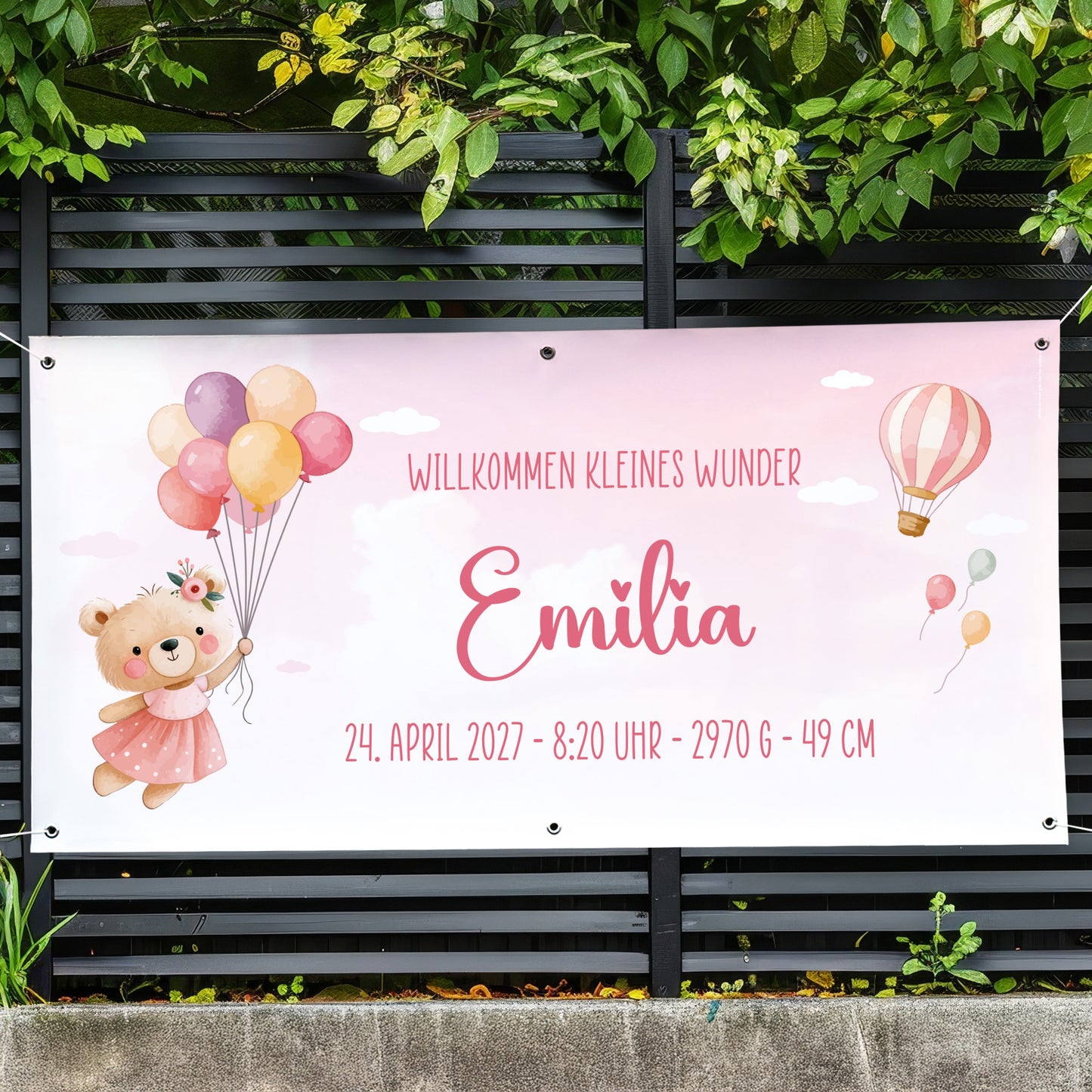 Personalisiertes Banner zur Geburt eines Mädchens mit Name Emilia, Teddy Motiv und Geburtsdaten am Gartenzaun